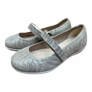 Cosyfeet Women's  size 7 Mary Jane Comfort Flats in Light Gray
